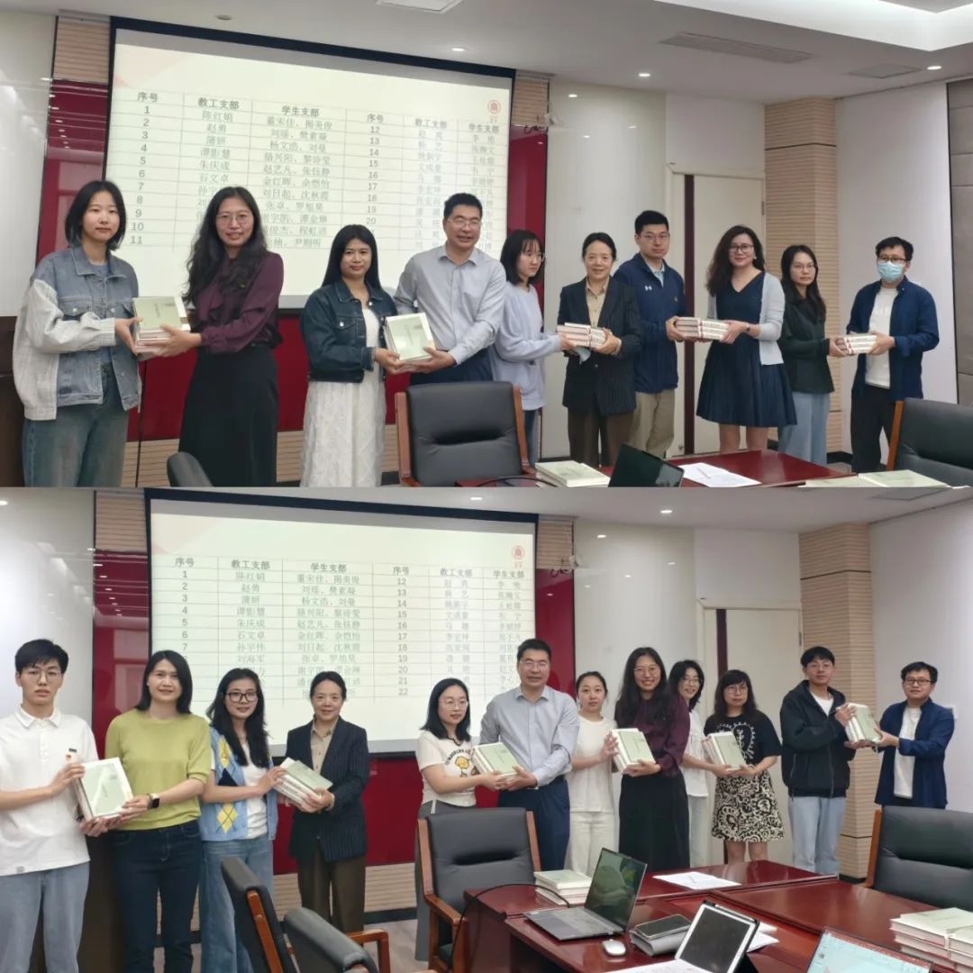 图：教工党支部党员给国产色情
党支部党员代表赠送书籍.jpg